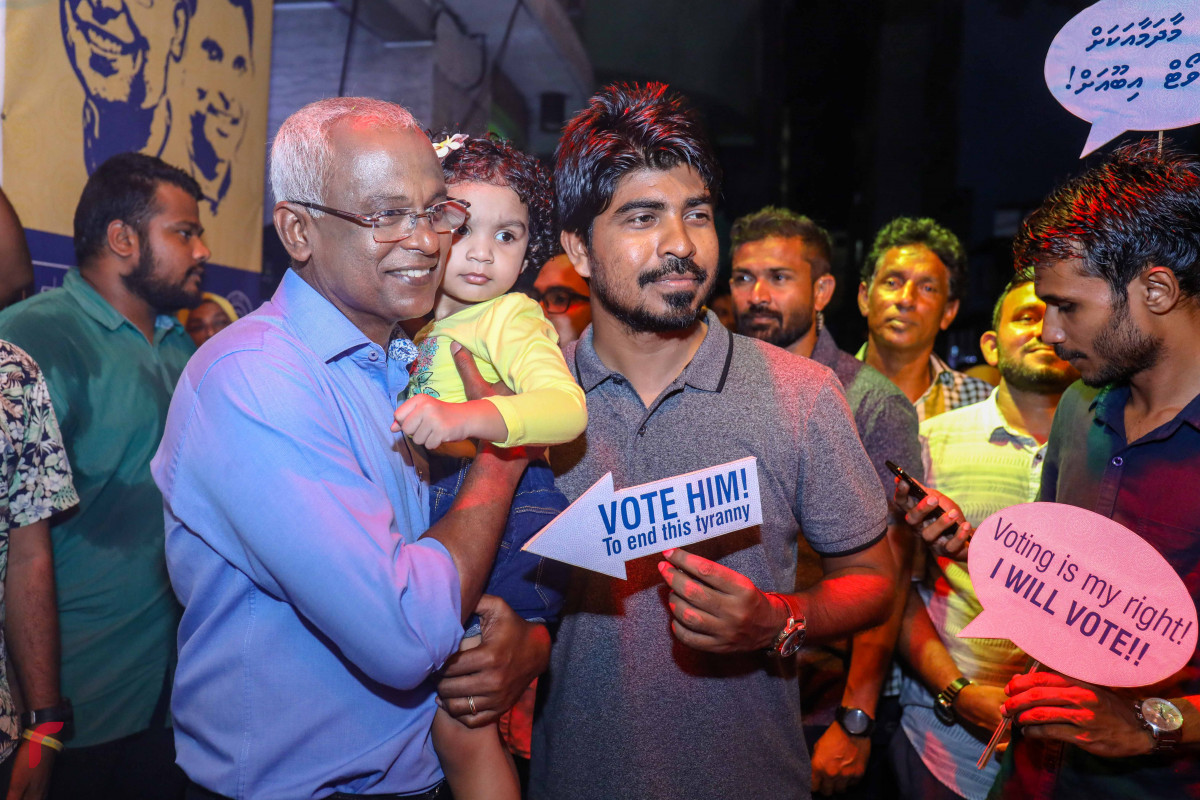 އޯގަސްޓް 15، 2018: ގުޅިފައިވާ އިއްތިހާދުން މައްޗަންގޯޅީގައި ޒުވާނުންގެ ޖަގަހައެއް ހުޅުވުމަށް ކުރިއަށްގެންދިޔަ ރަސްމިއްޔާތަށް ފަހު ގުޅިފައިވާ އިއްތިހާދުގެ ރިޔާސީ ކެނޑިޑޭޓް އިބްރާޙިމް މުހައްމަދު ސޯލިހުގެ ސަޕޯޓަރަކާއިއެކު ފޮޓޯއަކަށް ހުއްޓިވަޑައިގެން. ފޮޓޯ:- މުހައްމަދު ޝަރުހާން/ ރާއްޖެ އެމްވީ