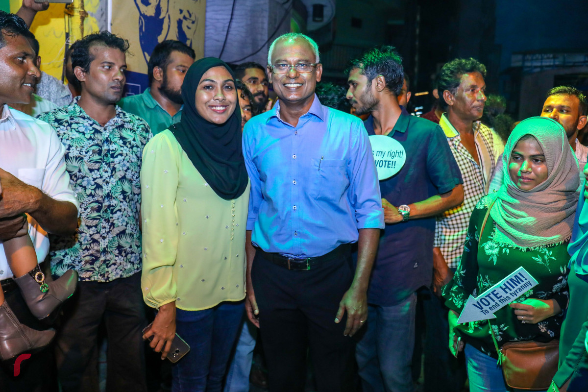 އޯގަސްޓް 15، 2018: ގުޅިފައިވާ އިއްތިހާދުން މައްޗަންގޯޅީގައި ޒުވާނުންގެ ޖަގަހައެއް ހުޅުވުމަށް ކުރިއަށް ގެންދިޔަ ރަސްމިއްޔާތަށް ފަހު ގުޅިފައިވާ އިއްތިހާދުގެ ރިޔާސީ ކެނޑިޑޭޓް އިބްރާޙިމް މުހައްމަދު ސޯލިހުގެ ސަޕޯޓަރަކާއިއެކު ފޮޓޯއަކަށް ހުއްޓިވަޑައިގެން. ފޮޓޯ:- މުހައްމަދު ޝަރުހާން/ ރާއްޖެ އެމްވީ