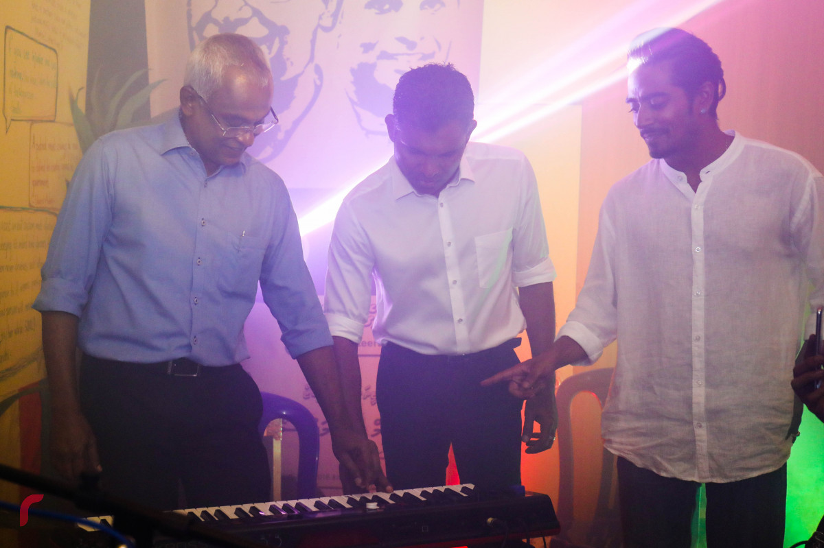 އޯގަސްޓް 15، 2018: ގުޅިފައިވާ އިއްތިހާދުން މައްޗަންގޯޅީގައި ޒުވާނުންގެ ޖަގަހައެއް ހުޅުވުމަށް ކުރިއަށް ގެންދިޔަ ރަސްމިއްޔާތުގައި ގުޅިފައިވާ އިއްތިހާދުގެ ރިޔާސީ ކެނޑިޑޭޓް އިބްރާޙިމް މުހައްމަދު ސޯލިހު އަދި ރަނިންގްމޭޓް ފައިސަލް ނަސީމް، މައްޗަންގޯޅި ޒުވާނުންގެ ޖަގަހަ ހުޅުވައިދެއްވަނީ. ފޮޓޯ:- މުހައްމަދު ޝަރުހާން/ ރާއްޖެ އެމްވީ