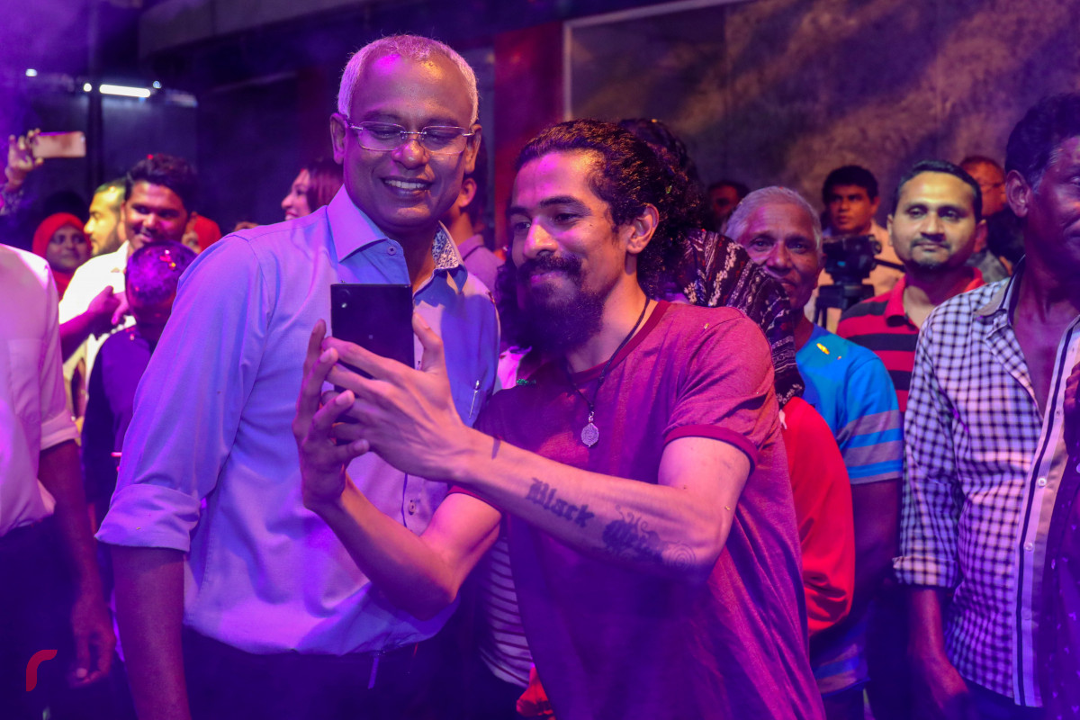 އޯގަސްޓް 15، 2018: ގުޅިފައިވާ އިއްތިހާދުން މައްޗަންގޯޅީގައި ޒުވާނުންގެ ޖަގަހައެއް ހުޅުވުމަށް ކުރިއަށްގެންދިޔަ ރަސްމިއްޔާތަށް ފަހު ގުޅިފައިވާ އިއްތިހާދުގެ ރިޔާސީ ކެނޑިޑޭޓް އިބްރާޙިމް މުހައްމަދު ސޯލިހުގެ ސަޕޯޓަރަކާއިއެކު ފޮޓޯއަކަށް ހުއްޓިވަޑައިގެން. ފޮޓޯ:- މުހައްމަދު ޝަރުހާން/ ރާއްޖެ އެމްވީ