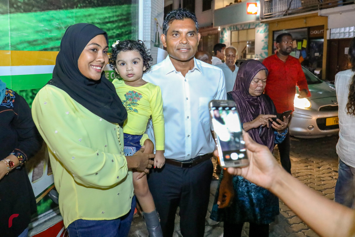 އޯގަސްޓް 15، 2018: ގުޅިފައިވާ އިއްތިހާދުން މައްޗަންގޯޅީގައި ޒުވާނުންގެ ޖަގަހައެއް ހުޅުވުމަށް ކުރިއަށްގެންދިޔަ ރަސްމިއްޔާތަށް ފަހު ގުޅިފައިވާ އިއްތިހާދުގެ ރިޔާސީ ކެނޑިޑޭޓް އިބްރާޙިމް މުހައްމަދު ސޯލިހުގެ ސަޕޯޓަރަކާއިއެކު ފޮޓޯއަކަށް ހުއްޓިވަޑައިގެން. ފޮޓޯ:- މުހައްމަދު ޝަރުހާން/ ރާއްޖެ އެމްވީ