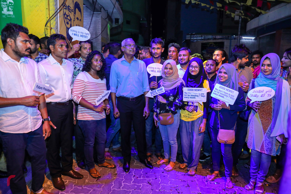 އޯގަސްޓް 15، 2018: ގުޅިފައިވާ އިއްތިހާދުން މައްޗަންގޯޅީގައި ޒުވާނުންގެ ޖަގަހައެއް ހުޅުވުމަށް ކުރިއަށްގެންދިޔަ ރަސްމިއްޔާތަށް ފަހު ގުޅިފައިވާ އިއްތިހާދުގެ ރިޔާސީ ކެނޑިޑޭޓް އިބްރާޙިމް މުހައްމަދު ސޯލިހުގެ އަދި ރަނިންގެމޭޓް ފައިސަލް ނަސީމް ސަޕޯޓަރުންތަކަކާއިއެކު ފޮޓޯއަކަށް ހުއްޓިވަޑައިގެން. ފޮޓޯ:- މުހައްމަދު ޝަރުހާން/ ރާއްޖެ އެމްވީ