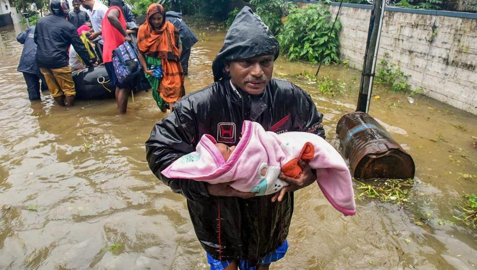 ކޮޗިންގައި ފެންބޮޑުވުމާއި ގުޅިގެން ހާލުގައި ޖެހުނު އާއިލާއެއް ރައްކާތެރި ހިސާބަށް ދަތުރު ކުރަނީ