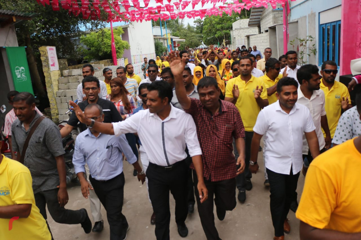 ތޮއްޑޫގެ ގިނަ އަދަދެއްގެ އާންމު ރައްޔިތުންނާއެކު ފައިސަލް ހިންގަވާފައި އެރަށު އެމްޑީޕީގެ ހަރުގެއަށް ވަޑައިގަންނަވަނީ