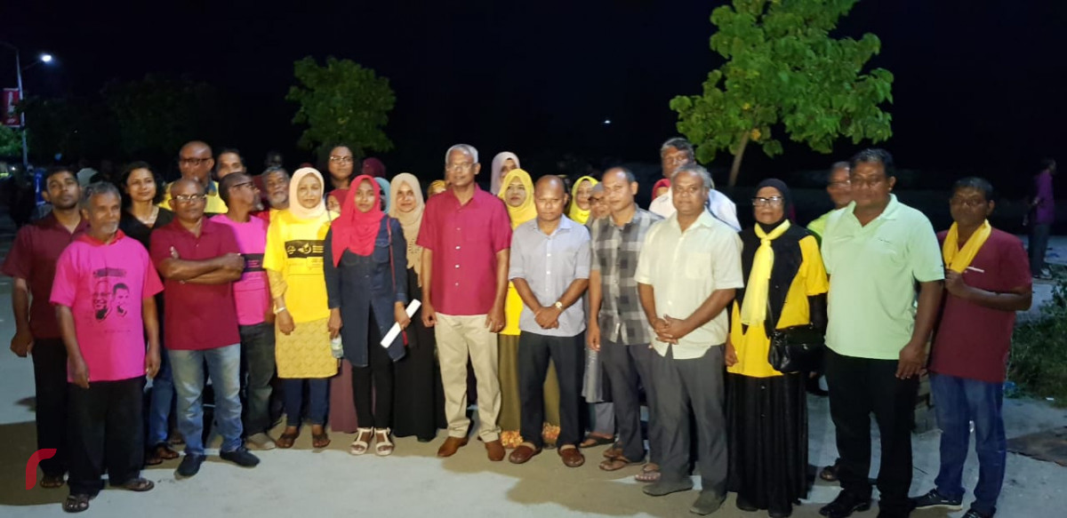 އޯގަސްޓް 17، 2018: ހުޅުމާލޭގައި ކުރިއަށްގެންދިޔަ ޒުވާނުންގެ ބާބަކިއުގައި ބައިވެރިވެވަޑައިގެން ސަޕޯޓަރުންތަކަކާއިއެކު އިބޫ ފޮޓޯއަކަށް ހުއްޓިވަޑައިގެން