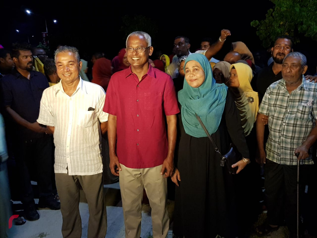 އޯގަސްޓް 17، 2018:ހުޅުމާލޭގައި ކުރިއަށްގެންދިޔަ ޒުވާނުންގެ ބާބަކިއުގައި ބައިވެރިވެވަޑައިގެން ސަޕޯޓަރުންނާއިއެކު އިބޫ ފޮޓޯއަކަށް ހުއްޓިވަޑައިގެން