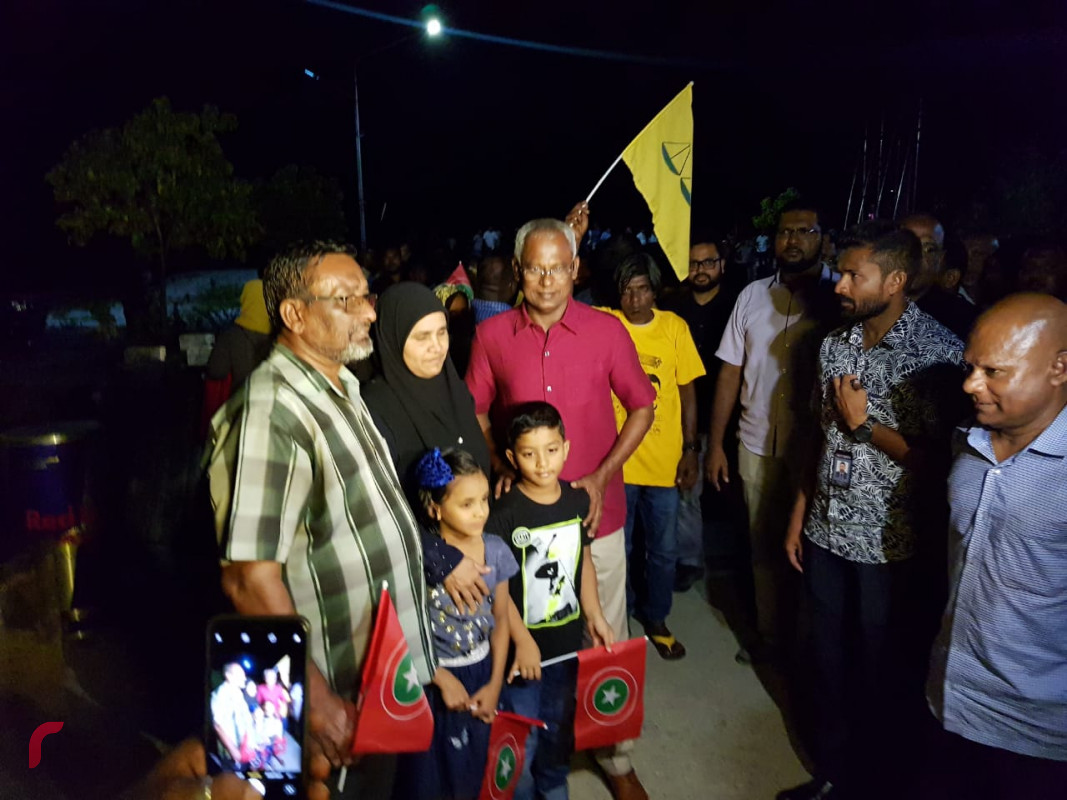 އޯގަސްޓް 17، 2018: ހުޅުމާލޭގައި ކުރިއަށްގެންދިޔަ ޒުވާނުންގެ ބާބަކިއުގައި ބައިވެރިވެވަޑައިގެން ސަޕޯޓަރުންނާއިއެކު އިބޫ ފޮޓޯއަކަށް ހުއްޓިވަޑައިގެން