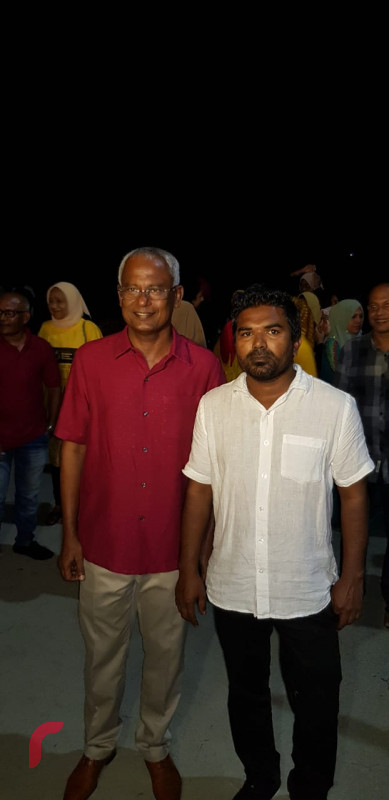 އޯގަސްޓް 17، 2018: ހުޅުމާލޭގައި ކުރިއަށްގެންދިޔަ ޒުވާނުންގެ ބާބަކިއުގައި ބައިވެރިވެވަޑައިގެން ސަޕޯޓަރުންނާއިއެކު އިބޫ ފޮޓޯއަކަށް ހުއްޓިވަޑައިގެން