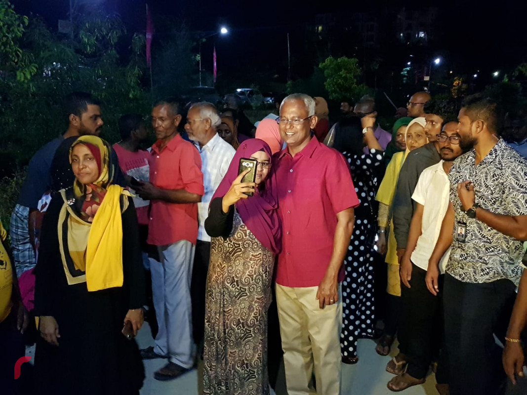 އޯގަސްޓް 17، 2018: ކޯލިޝަންގެ ކެނޑިޑޭޓް ހުޅުމާލެ ކުރިއަށްގެންދިޔަ ޒުވާނުންގެ ބާބަކިއުގައި ބައިވެރިވެވަޑައިގެން ސަޕޯޓަރުންނާއިއެކު ފޮޓޯއަކަށް ހުއްޓިވަޑައިގެން