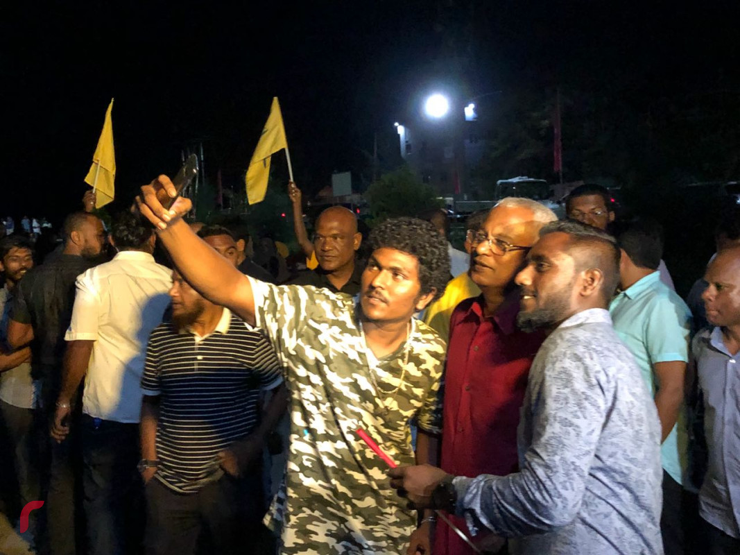 އޯގަސްޓް 17، 2018: ހުޅުމާލޭގައި ކުރިއަށްގެންދިޔަ ޒުވާނުންގެ ބާބަކިއުގައި ބައިވެރިވެވަޑައިގެން ސަޕޯޓަރުންނާއިއެކު އިބޫ ފޮޓޯއަކަށް ހުއްޓިވަޑައިގެން