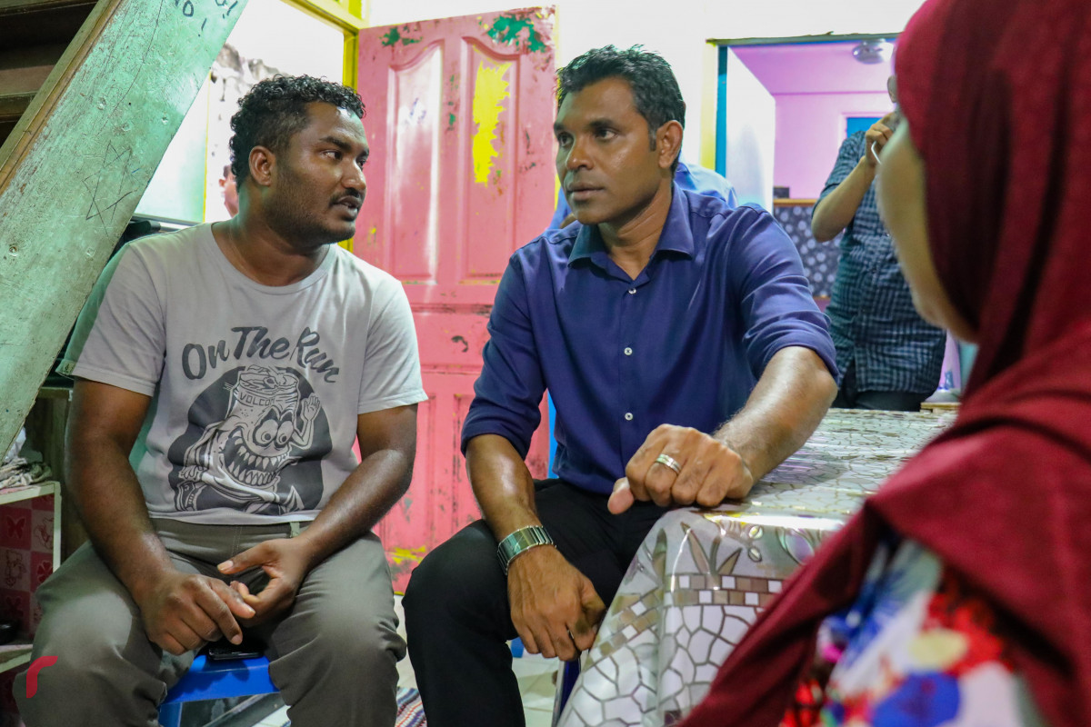 އޯގަސްޓް 19، 2018: ގުޅިފައިވާ ޕާޓީތަކުގެ ރަނިން މޭޓް މާލޭގައި ދޮރުން ދޮރަށް ހިންގަވަނީ- ފޮޓޯ: މުހައްމަދު ޝަރުހާން