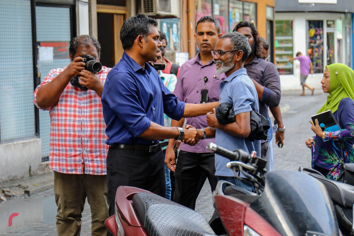 އޯގަސްޓް 19، 2018: ގުޅިފައިވާ ޕާޓީތަކުގެ ރަނިން މޭޓް މާލޭގައި ދޮރުން ދޮރަށް ހިންގަވަނީ- ފޮޓޯ: މުހައްމަދު ޝަރުހާން