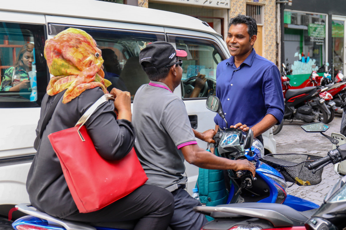 އޯގަސްޓް 19، 2018: ގުޅިފައިވާ ޕާޓީތަކުގެ ރަނިން މޭޓް މާލޭގައި ދޮރުން ދޮރަށް ހިންގަވަނީ- ފޮޓޯ: މުހައްމަދު ޝަރުހާން