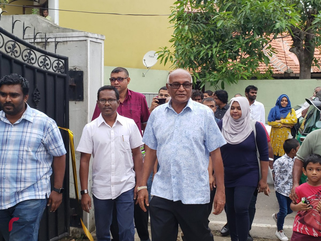 އޯގަސްޓް 19، 2018: ގުޅިފައިވާ އިއްތިހާދުން އިންތިހާބަށް ވަމުންދާ ތައްޔާރިތަކުގެ ތެރެއިން ލަންކާގެ ކޮލަމްބޯގައި ހުޅުވި "މިނިވަން ޖައްވު" ޖަގަހަ ހުޅުވުމަށް ލަންކާގައި ކުރިއަށްގެންދިޔަ ރަސްމިއްޔާތުގެ ތެރެއިން. މި ޖަގަހަ ހުޅުވައިދެއްވާފައިވަނީ ކުރީގެ ފޮރިން މިނިސްޓަރު އަހްމަދު ނަސީމް.