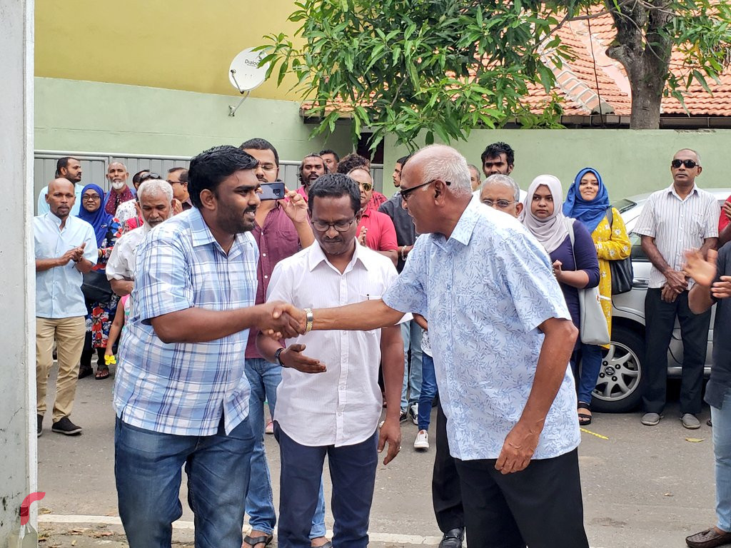 އޯގަސްޓް 19، 2018: ގުޅިފައިވާ އިއްތިހާދުން އިންތިހާބަށް ވަމުންދާ ތައްޔާރިތަކުގެ ތެރެއިން ލަންކާގެ ކޮލަމްބޯގައި ހުޅުވި "މިނިވަން ޖައްވު" ޖަގަހަ ހުޅުވުމަށް ލަންކާގައި ކުރިއަށްގެންދިޔަ ރަސްމިއްޔާތުގެ ތެރެއިން. މި ޖަގަހަ ހުޅުވައިދެއްވާފައިވަނީ ކުރީގެ ފޮރިން މިނިސްޓަރު އަހްމަދު ނަސީމް.