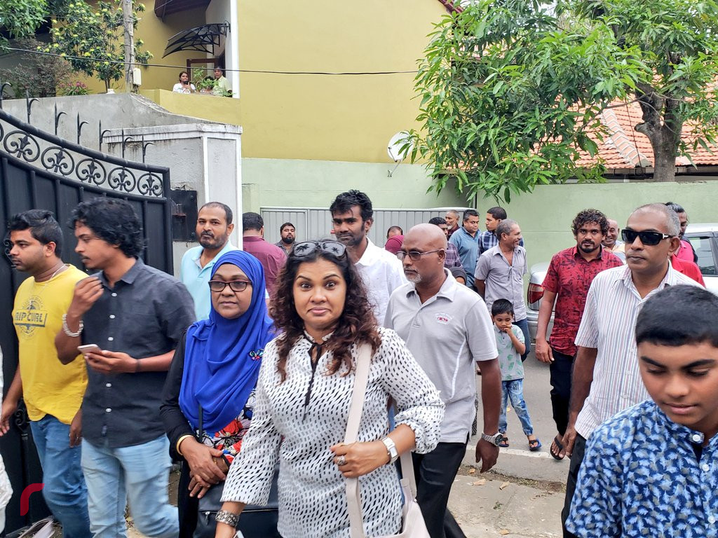 އޯގަސްޓް 19، 2018: ގުޅިފައިވާ އިއްތިހާދުން އިންތިހާބަށް ވަމުންދާ ތައްޔާރިތަކުގެ ތެރެއިން ލަންކާގެ ކޮލަމްބޯގައި ހުޅުވި "މިނިވަން ޖައްވު" ޖަގަހަ ހުޅުވުމަށް ލަންކާގައި ކުރިއަށްގެންދިޔަ ރަސްމިއްޔާތުގެ ތެރެއިން. މި ޖަގަހަ ހުޅުވައިދެއްވާފައިވަނީ ކުރީގެ ފޮރިން މިނިސްޓަރު އަހްމަދު ނަސީމް.