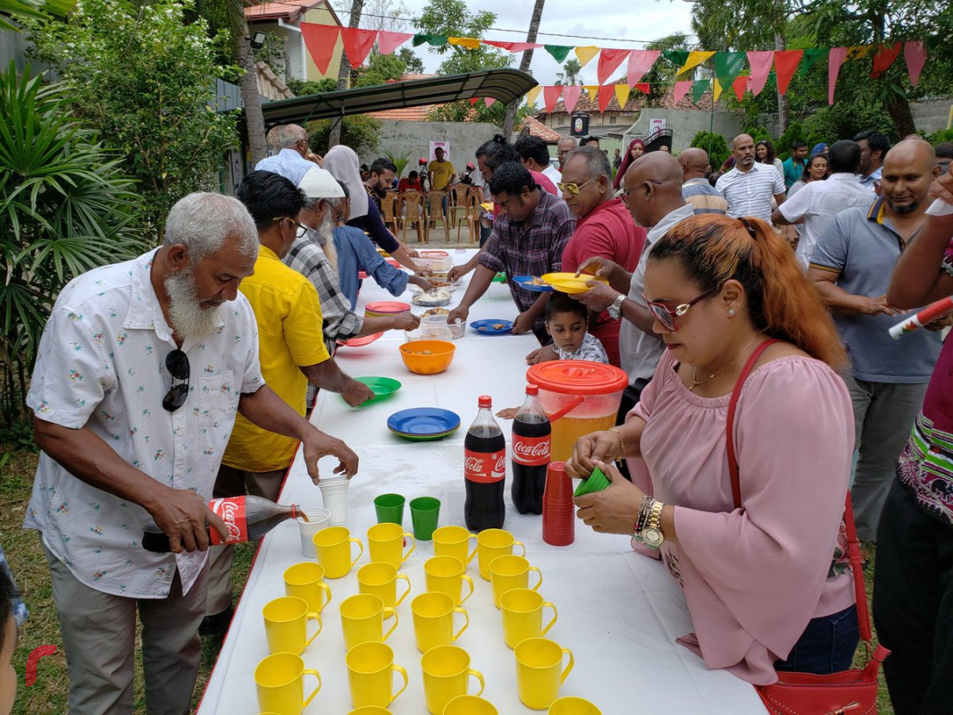 އޯގަސްޓް 19، 2018: ގުޅިފައިވާ އިއްތިހާދުން އިންތިހާބަށް ވަމުންދާ ތައްޔާރިތަކުގެ ތެރެއިން ލަންކާގެ ކޮލަމްބޯގައި ހުޅުވި "މިނިވަން ޖައްވު" ޖަގަހަ ހުޅުވުމަށް ލަންކާގައި ކުރިއަށްގެންދިޔަ ރަސްމިއްޔާތުގެ ތެރެއިން. މި ޖަގަހަ ހުޅުވައިދެއްވާފައިވަނީ ކުރީގެ ފޮރިން މިނިސްޓަރު އަހްމަދު ނަސީމް.