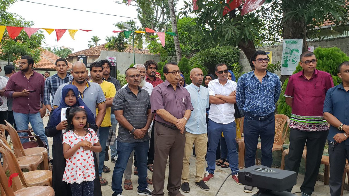 އޯގަސްޓް 19، 2018: ގުޅިފައިވާ އިއްތިހާދުން އިންތިހާބަށް ވަމުންދާ ތައްޔާރިތަކުގެ ތެރެއިން ލަންކާގެ ކޮލަމްބޯގައި ހުޅުވި "މިނިވަން ޖައްވު" ޖަގަހަ ހުޅުވުމަށް ލަންކާގައި ކުރިއަށްގެންދިޔަ ރަސްމިއްޔާތުގެ ތެރެއިން. މި ޖަގަހަ ހުޅުވައިދެއްވާފައިވަނީ ކުރީގެ ފޮރިން މިނިސްޓަރު އަހްމަދު ނަސީމް.