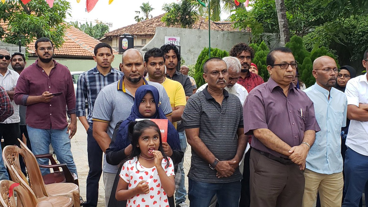 އޯގަސްޓް 19، 2018: ގުޅިފައިވާ އިއްތިހާދުން އިންތިހާބަށް ވަމުންދާ ތައްޔާރިތަކުގެ ތެރެއިން ލަންކާގެ ކޮލަމްބޯގައި ހުޅުވި "މިނިވަން ޖައްވު" ޖަގަހަ ހުޅުވުމަށް ލަންކާގައި ކުރިއަށްގެންދިޔަ ރަސްމިއްޔާތުގެ ތެރެއިން. މި ޖަގަހަ ހުޅުވައިދެއްވާފައިވަނީ ކުރީގެ ފޮރިން މިނިސްޓަރު އަހްމަދު ނަސީމް.