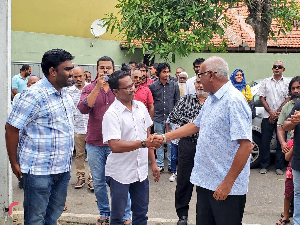 އޯގަސްޓް 19، 2018: ގުޅިފައިވާ އިއްތިހާދުން އިންތިހާބަށް ވަމުންދާ ތައްޔާރިތަކުގެ ތެރެއިން ލަންކާގެ ކޮލަމްބޯގައި ހުޅުވި "މިނިވަން ޖައްވު" ޖަގަހަ ހުޅުވުމަށް ލަންކާގައި ކުރިއަށްގެންދިޔަ ރަސްމިއްޔާތުގެ ތެރެއިން. މި ޖަގަހަ ހުޅުވައިދެއްވާފައިވަނީ ކުރީގެ ފޮރިން މިނިސްޓަރު އަހްމަދު ނަސީމް.