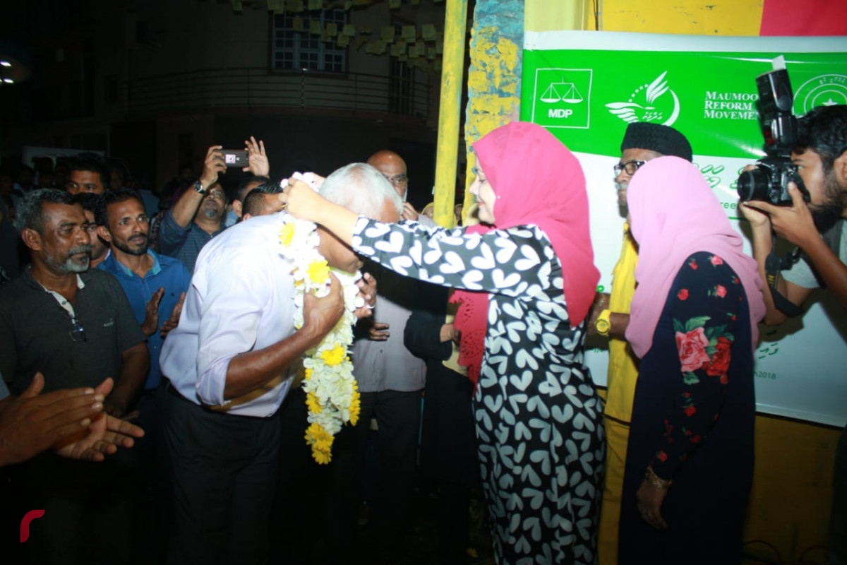 އޯގަސްޓް 19 2018: ހެންވޭރު ޖަގަހަ ހުޅުވުމަށް އިބްރާހިމް މުހައްމަދު ސޯލިހް ވަޑައިގަތުމުން، މަރުޚަބާ ކިޔުމުގެ ގޮތުން މާފައްޗެއް އަޅުވަނީ. ފޮޓޯ:- މުހައްމަދު ޝަރުހާން/ ރާއްޖެ އެމްވީ