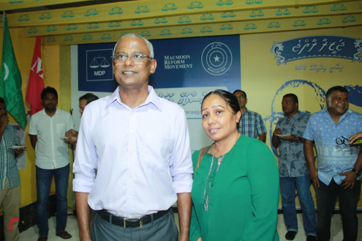 އޯގަސްޓް 19 2018: ގުޅިފައިވާ އިއްތިހާދުން އައްޑޫ ސިޓީ މާލެ ޖަގަހަ ހުޅުވުމަށް ކުރިއަށްގެންދިޔަ ރަސްމިއްޔާތަށް ފަހު ގުޅިފައިވާ އިއްތިހާދުގެ ރިޔާސީ ކެނޑިޑޭޓް އިބްރާޙިމް މުހައްމަދު ސޯލިހުގެ ސަޕޯޓަރަކާއިއެކު ފޮޓޯއަކަށް ހުއްޓިވަޑައިގެން. ފޮޓޯ:- މުހައްމަދު ޝަރުހާން/ ރާއްޖެ އެމްވީ