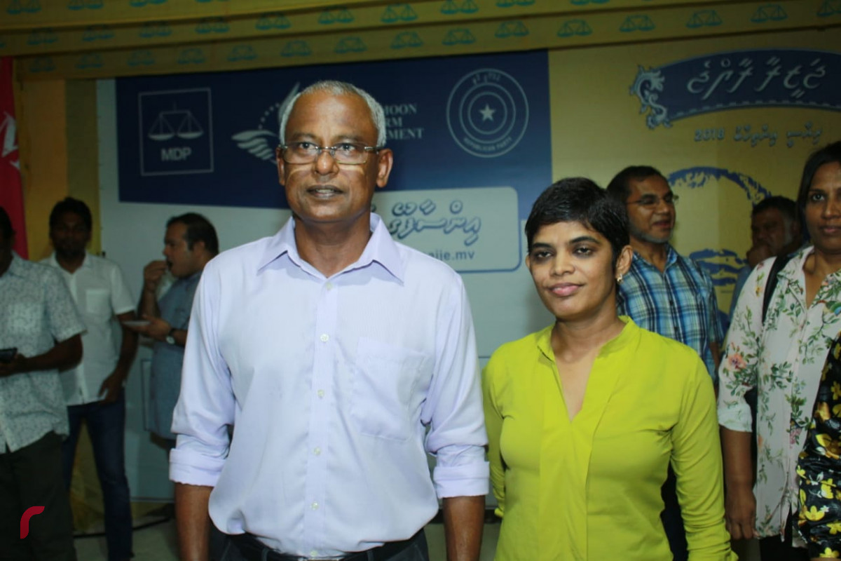 އޯގަސްޓް 19 2018: ގުޅިފައިވާ އިއްތިހާދުން އައްޑޫ ސިޓީ މާލެ ޖަގަހަ ހުޅުވުމަށް ކުރިއަށްގެންދިޔަ ރަސްމިއްޔާތަށް ފަހު ގުޅިފައިވާ އިއްތިހާދުގެ ރިޔާސީ ކެނޑިޑޭޓް އިބްރާޙިމް މުހައްމަދު ސޯލިހުގެ ސަޕޯޓަރަކާއިއެކު ފޮޓޯއަކަށް ހުއްޓިވަޑައިގެން. ފޮޓޯ:- މުހައްމަދު ޝަރުހާން/ ރާއްޖެ އެމްވީ