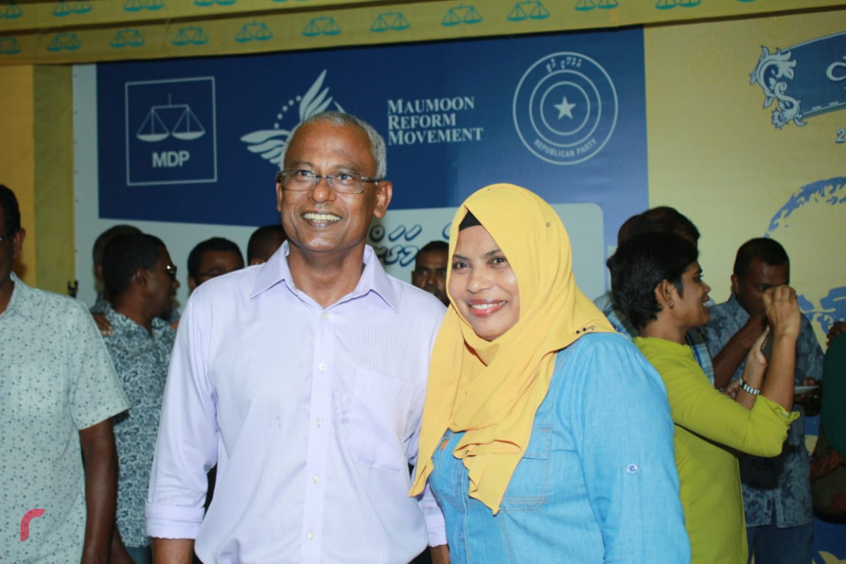 އޯގަސްޓް 19 2018: ގުޅިފައިވާ އިއްތިހާދުން އައްޑޫ ސިޓީ މާލެ ޖަގަހަ ހުޅުވުމަށް ކުރިއަށްގެންދިޔަ ރަސްމިއްޔާތަށް ފަހު ގުޅިފައިވާ އިއްތިހާދުގެ ރިޔާސީ ކެނޑިޑޭޓް އިބްރާޙިމް މުހައްމަދު ސޯލިހުގެ ސަޕޯޓަރަކާއިއެކު ފޮޓޯއަކަށް ހުއްޓިވަޑައިގެން. ފޮޓޯ:- މުހައްމަދު ޝަރުހާން/ ރާއްޖެ އެމްވީ