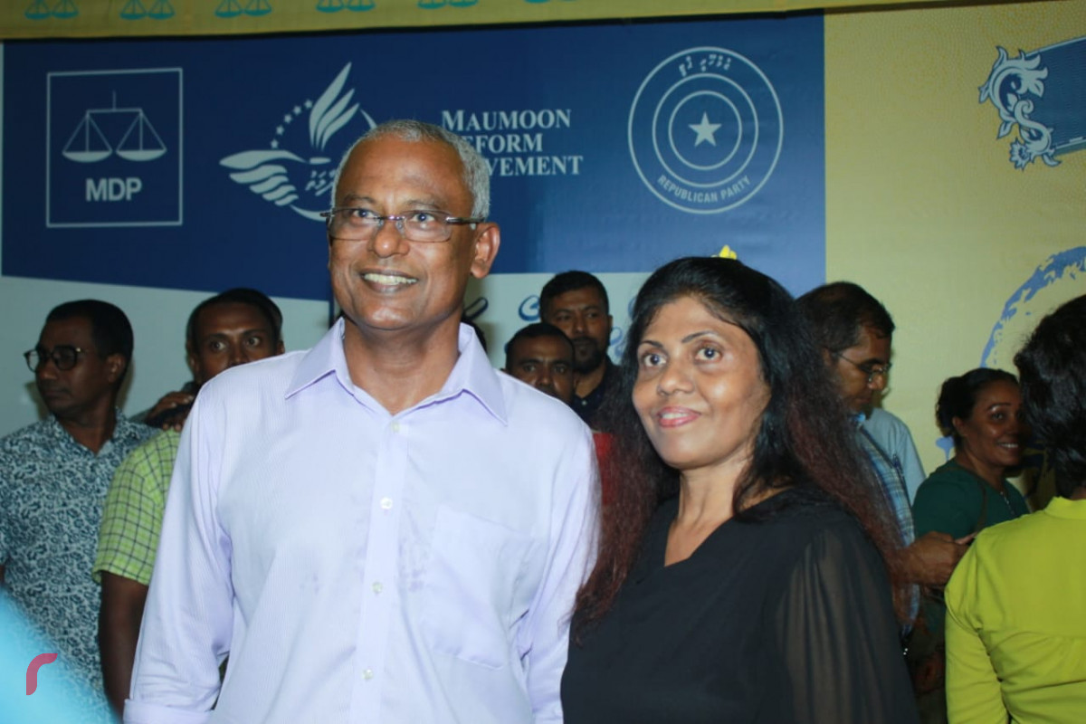 އޯގަސްޓް 19 2018: ގުޅިފައިވާ އިއްތިހާދުން އައްޑޫ ސިޓީ މާލެ ޖަގަހަ ހުޅުވުމަށް ކުރިއަށްގެންދިޔަ ރަސްމިއްޔާތަށް ފަހު ގުޅިފައިވާ އިއްތިހާދުގެ ރިޔާސީ ކެނޑިޑޭޓް އިބްރާޙިމް މުހައްމަދު ސޯލިހުގެ ސަޕޯޓަރަކާއިއެކު ފޮޓޯއަކަށް ހުއްޓިވަޑައިގެން. ފޮޓޯ:- މުހައްމަދު ޝަރުހާން/ ރާއްޖެ އެމްވީ