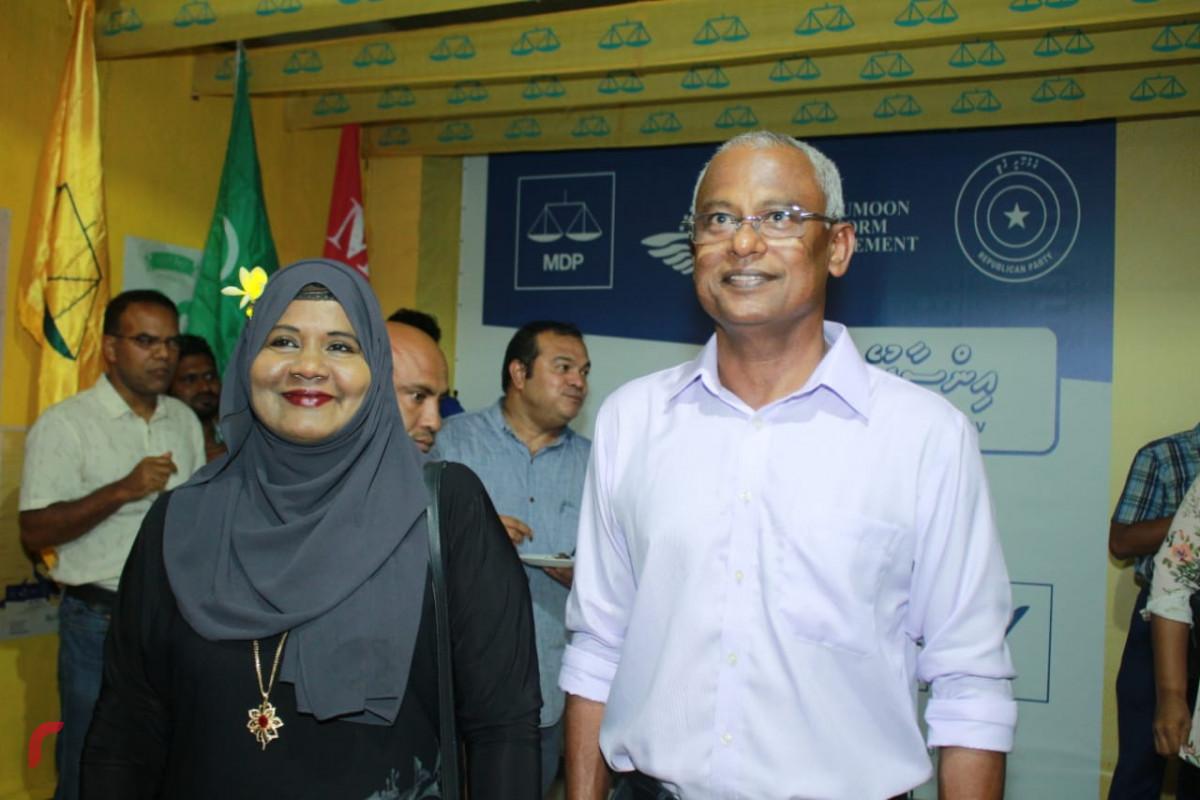 އޯގަސްޓް 19 2018: ގުޅިފައިވާ އިއްތިހާދުން އައްޑޫ ސިޓީ މާލެ ޖަގަހަ ހުޅުވުމަށް ކުރިއަށްގެންދިޔަ ރަސްމިއްޔާތަށް ފަހު ގުޅިފައިވާ އިއްތިހާދުގެ ރިޔާސީ ކެނޑިޑޭޓް އިބްރާޙިމް މުހައްމަދު ސޯލިހުގެ ސަޕޯޓަރަކާއިއެކު ފޮޓޯއަކަށް ހުއްޓިވަޑައިގެން. ފޮޓޯ:- މުހައްމަދު ޝަރުހާން/ ރާއްޖެ އެމްވީ