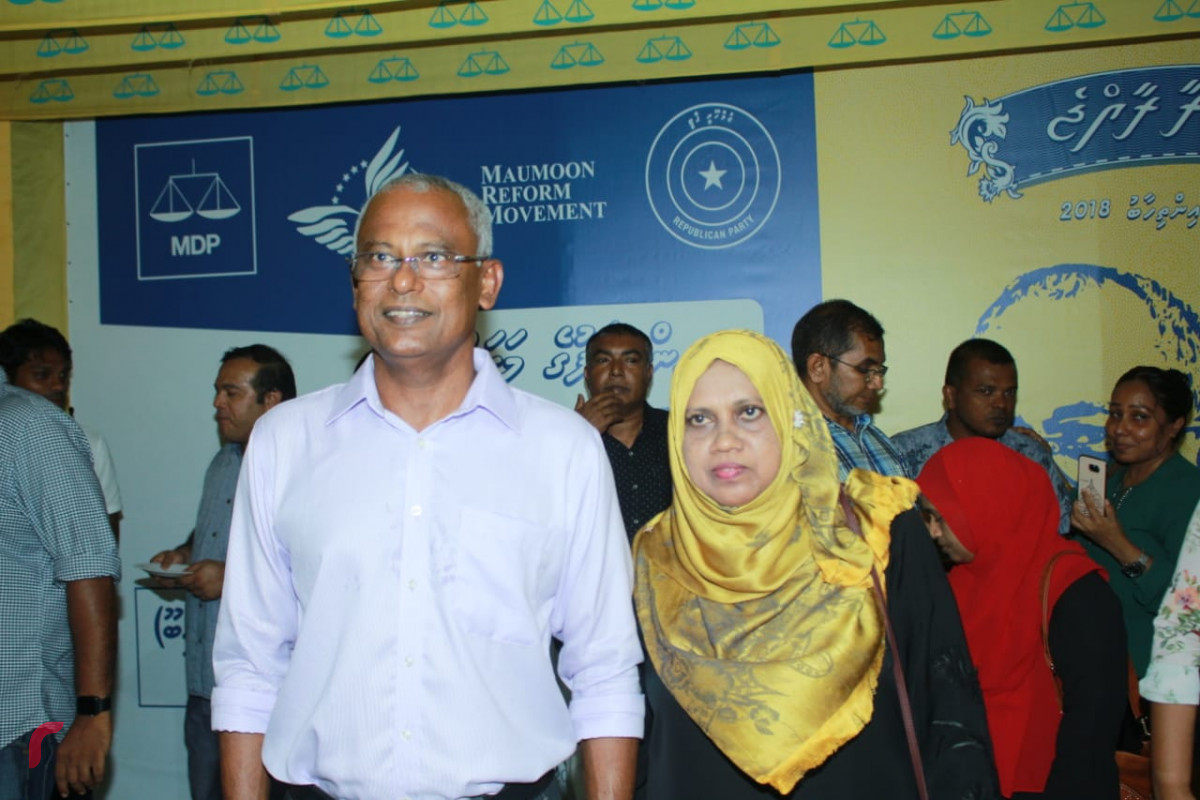 އޯގަސްޓް 19 2018: ގުޅިފައިވާ އިއްތިހާދުން އައްޑޫ ސިޓީ މާލެ ޖަގަހަ ހުޅުވުމަށް ކުރިއަށްގެންދިޔަ ރަސްމިއްޔާތަށް ފަހު ގުޅިފައިވާ އިއްތިހާދުގެ ރިޔާސީ ކެނޑިޑޭޓް އިބްރާޙިމް މުހައްމަދު ސޯލިހުގެ ސަޕޯޓަރަކާއިއެކު ފޮޓޯއަކަށް ހުއްޓިވަޑައިގެން. ފޮޓޯ:- މުހައްމަދު ޝަރުހާން/ ރާއްޖެ އެމްވީ