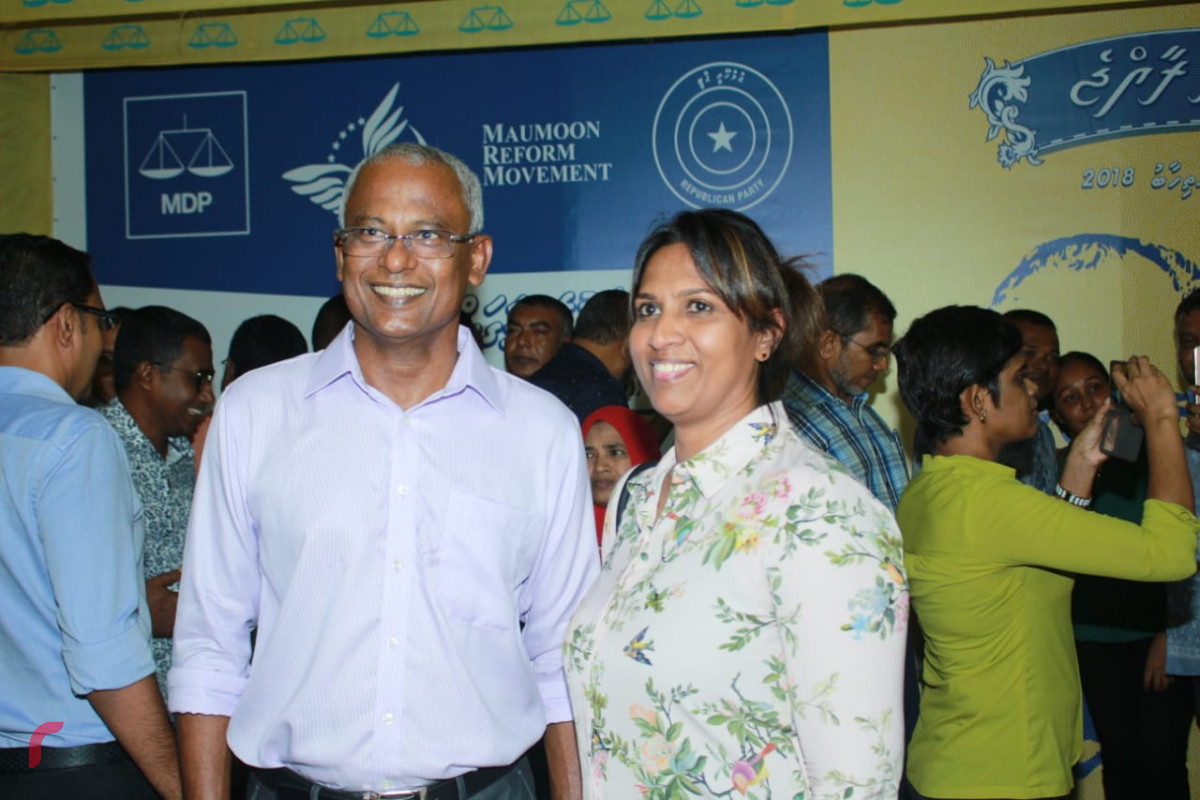 އޯގަސްޓް 15، 2018: ގުޅިފައިވާ އިއްތިހާދުން އައްޑޫ ސިޓީ މާލެ ޖަގަހަ ހުޅުވުމަށް ކުރިއަށްގެންދިޔަ ރަސްމިއްޔާތަށް ފަހު ގުޅިފައިވާ އިއްތިހާދުގެ ރިޔާސީ ކެނޑިޑޭޓް އިބްރާޙިމް މުހައްމަދު ސޯލިހުގެ ސަޕޯޓަރަކާއިއެކު ފޮޓޯއަކަށް ހުއްޓިވަޑައިގެން. ފޮޓޯ:- މުހައްމަދު ޝަރުހާން/ ރާއްޖެ އެމްވީ