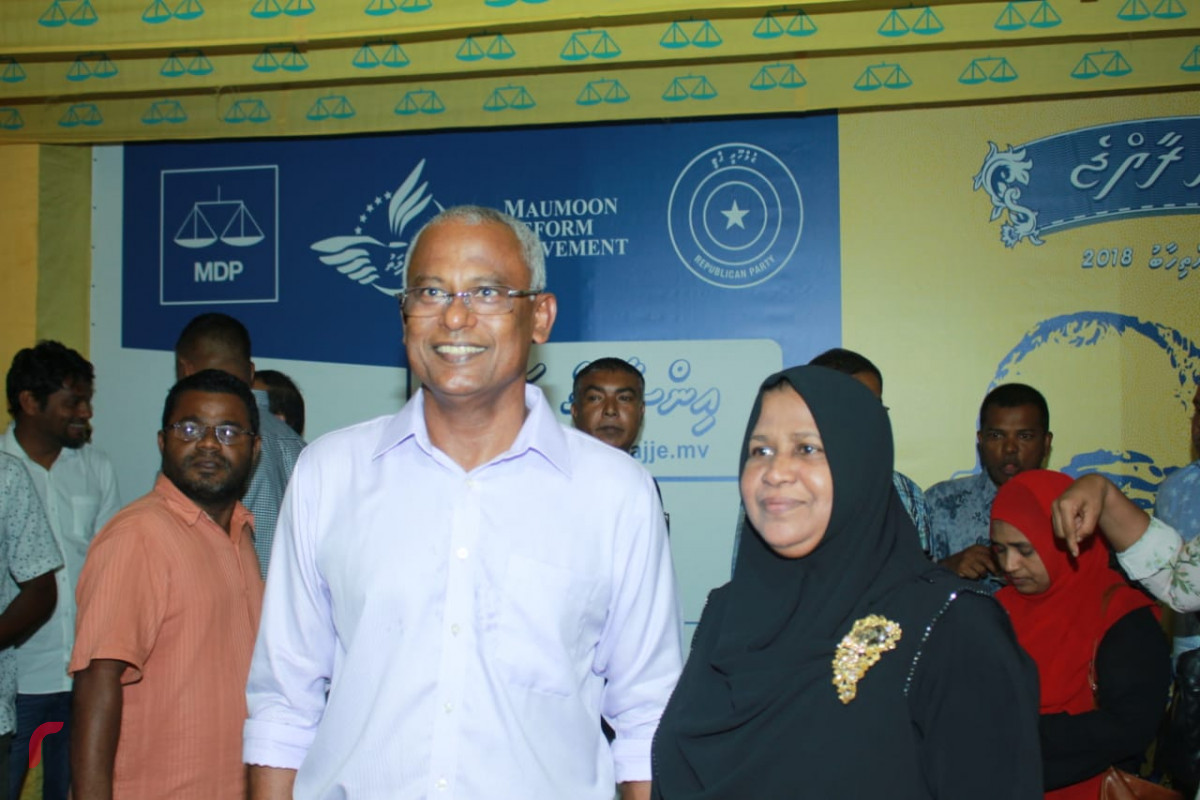 އޯގަސްޓް 19 2018: ގުޅިފައިވާ އިއްތިހާދުން އައްޑޫ ސިޓީ މާލެ ޖަގަހަ ހުޅުވުމަށް ކުރިއަށްގެންދިޔަ ރަސްމިއްޔާތަށް ފަހު ގުޅިފައިވާ އިއްތިހާދުގެ ރިޔާސީ ކެނޑިޑޭޓް އިބްރާޙިމް މުހައްމަދު ސޯލިހުގެ ސަޕޯޓަރަކާއިއެކު ފޮޓޯއަކަށް ހުއްޓިވަޑައިގެން. ފޮޓޯ:- މުހައްމަދު ޝަރުހާން/ ރާއްޖެ އެމްވީ