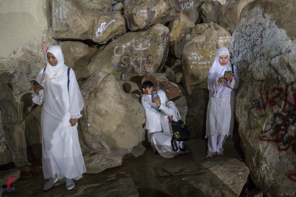 އޯގަސްޓް 20، 2018: 1439 ވަނަ އަހަރުގެ ހައްޖުގެ އަޅުކަން އަދާކުރުމަށްދިޔަ ހައްޖާޖީންތަކެށް އަރަފާތްބިމުގައި ހުންނަ ޖަަބަލް އަލް ރަހްމާ ފަރުބަދައިގައި ފޮޓޯއެއް ނަގަނީ