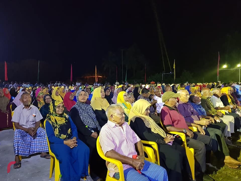 އޯގަސްޓް 21، 2018: ގުޅިފައިވާ އިއްތިހާދުން އިންތިޒާމްކޮށްގެން ފުވައްމުލަކުގައި ބޭއްވި ޖަލްސާގެ ތެރެއިން، މި ޖަލްސާގައި ގުޅިފައިވާ އިއްތިހާދަށް ތާއީދުކުރާ ގިނަ އަދަދެއްގެ ފަރާތްތަކުން ވަނީ ބައިވެރިވެވަޑައިގެންފަައި
