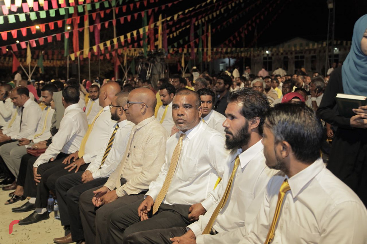 އޯގަސްޓް 22، 2018: ގުޅިފައިވާ އިއްތިހާދުން ނ މިލަދޫގައި ބޭއްވި ޖަލްސާގެ ތެރެއިން، މި ޖަލްސާގައި ގުޅިފައިވާ އިއްތިހާދުގެ ރިޔާސީ ކެނޑިޑޭޓް އިބްރާހިމް މުހައްމަދު ސޯލިހުގެ އިތުރުން އިއްތިހާދަށް ސަޕޯޓްކުރާ ގިނަ އަދަދެއްގެ ސަޕޯޓަރުން ވަނީ ބައިވެރިވެ ވަޑައިގެންފައި