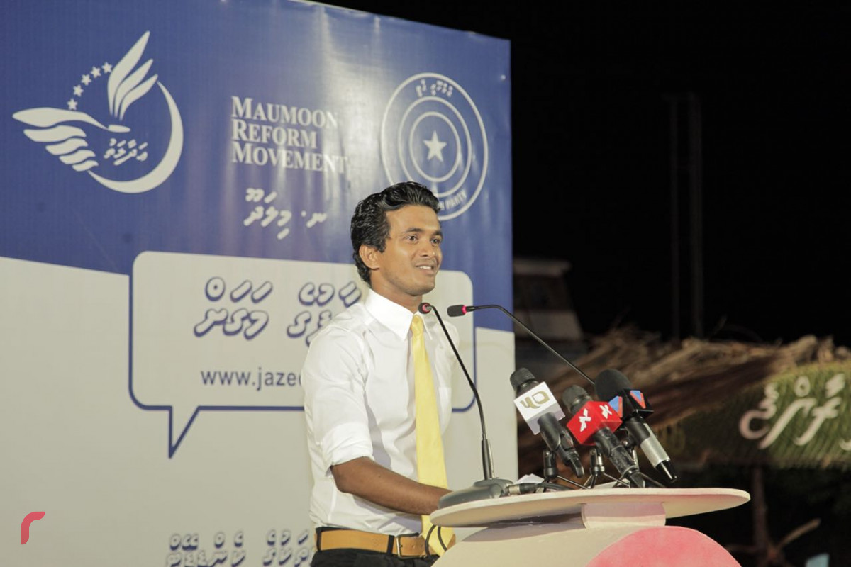 އޯގަސްޓް 22، 2018: ގުޅިފައިވާ އިއްތިހާދުން ނ މިލަދޫގައި ބޭއްވި ޖަލްސާގެ ތެރެއިން، މި ޖަލްސާގައި ގުޅިފައިވާ އިއްތިހާދުގެ ރިޔާސީ ކެނޑިޑޭޓް އިބްރާހިމް މުހައްމަދު ސޯލިހުގެ އިތުރުން އިއްތިހާދަށް ސަޕޯޓްކުރާ ގިނަ އަދަދެއްގެ ސަޕޯޓަރުން ވަނީ ބައިވެރިވެ ވަޑައިގެންފައި