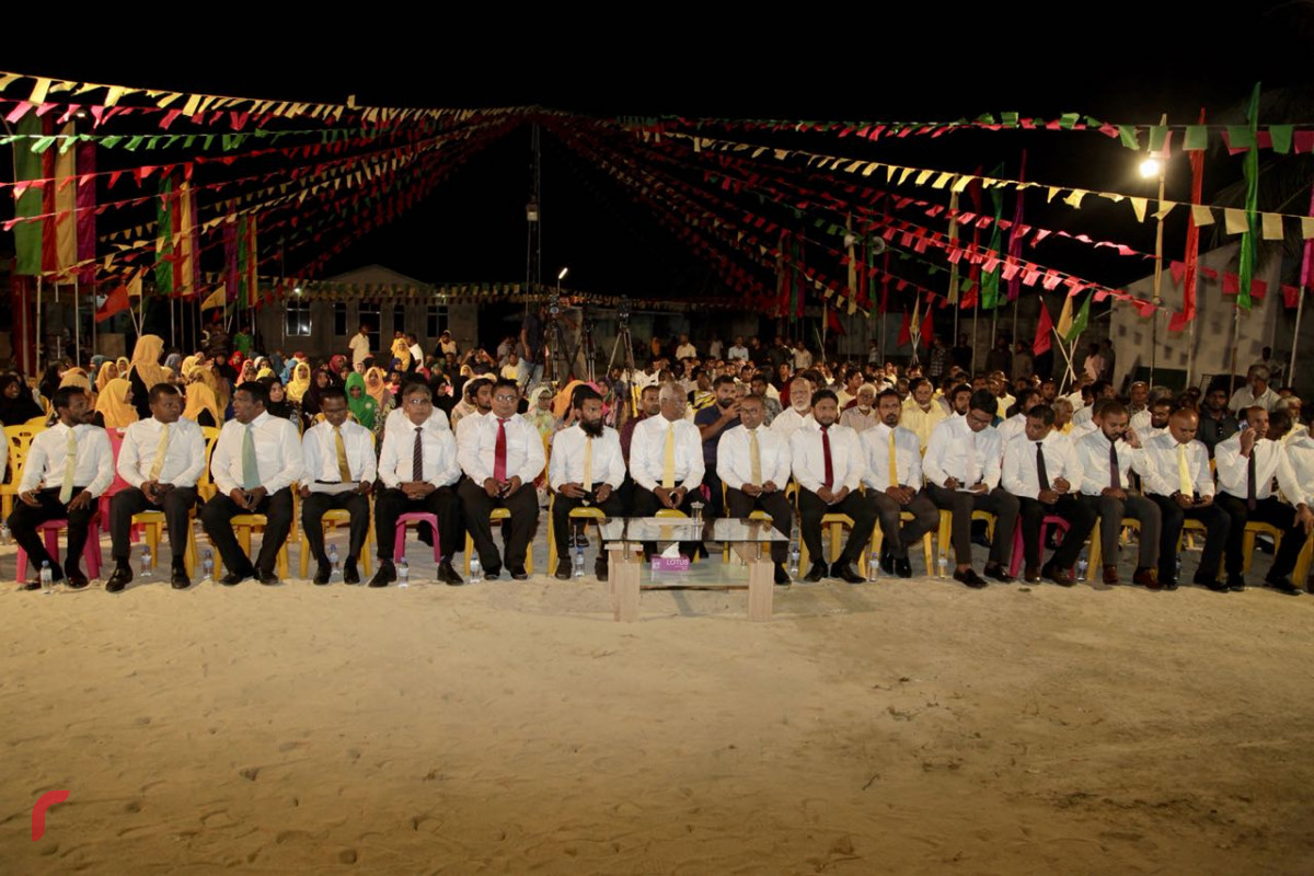 އޯގަސްޓް 22، 2018: ގުޅިފައިވާ އިއްތިހާދުން ނ މިލަދޫގައި ބޭއްވި ޖަލްސާގެ ތެރެއިން، މި ޖަލްސާގައި ގުޅިފައިވާ އިއްތިހާދުގެ ރިޔާސީ ކެނޑިޑޭޓް އިބްރާހިމް މުހައްމަދު ސޯލިހުގެ އިތުރުން އިއްތިހާދަށް ސަޕޯޓްކުރާ ގިނަ އަދަދެއްގެ ސަޕޯޓަރުން ވަނީ ބައިވެރިވެ ވަޑައިގެންފައި