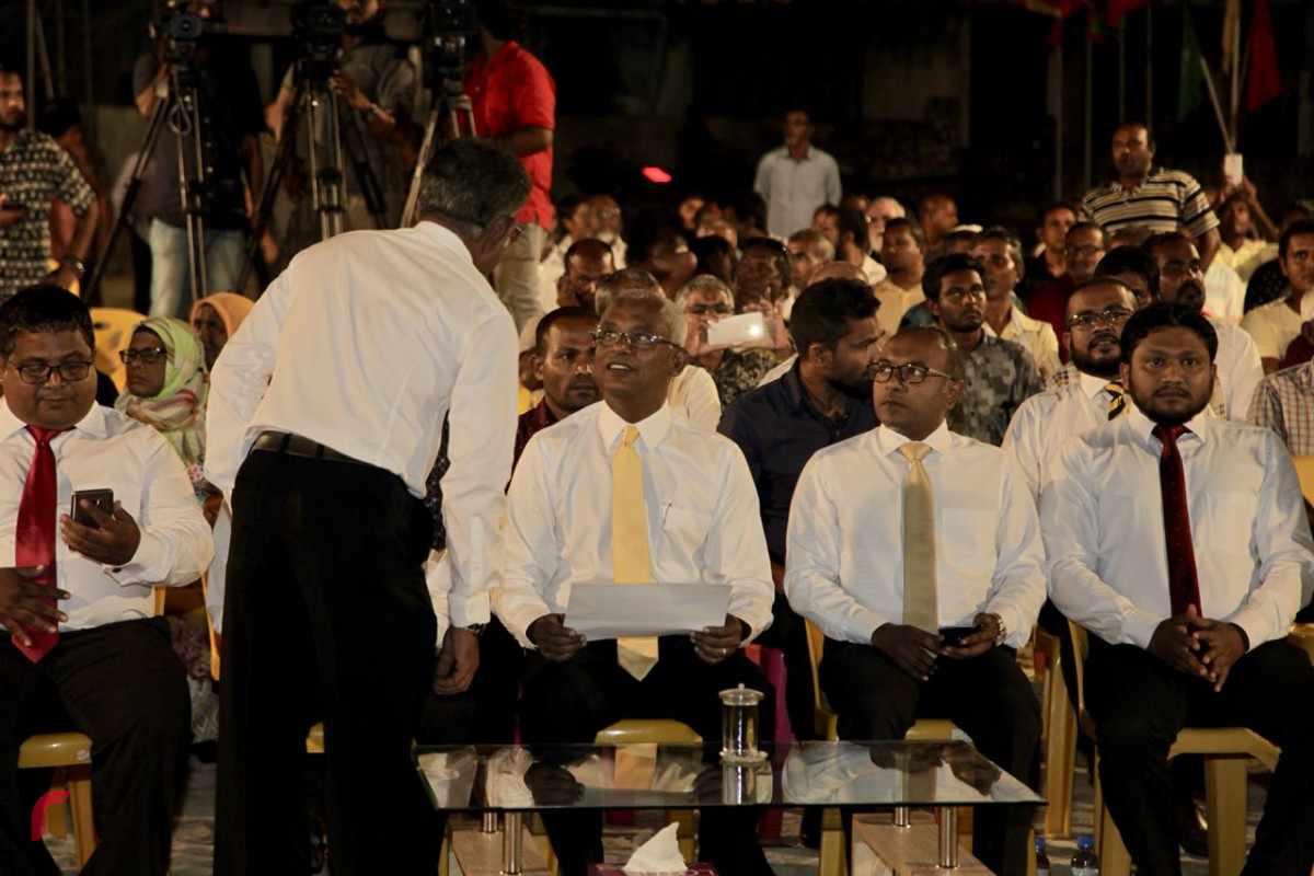 އޯގަސްޓް 22، 2018: ގުޅިފައިވާ އިއްތިހާދުން ނ މިލަދޫގައި ބޭއްވި ޖަލްސާގައި ގުޅިފައިވާ އިއްތިހާދުގެ ރިޔާސީ ކެނޑިޑޭޓް އިބްރާހިމް މުހައްމަދު ސޯލިހުގެ ބައިވެރިވެ ވަޑައިގެންފައި