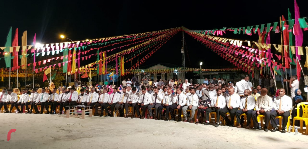 އޯގަސްޓް 22، 2018: ގުޅިފައިވާ އިއްތިހާދުން ނ މިލަދޫގައި ބޭއްވި ޖަލްސާގެ ތެރެއިން، މި ޖަލްސާގައި ގުޅިފައިވާ އިއްތިހާދުގެ ރިޔާސީ ކެނޑިޑޭޓް އިބްރާހިމް މުހައްމަދު ސޯލިހުގެ އިތުރުން އިއްތިހާދަށް ސަޕޯޓްކުރާ ގިނަ އަދަދެއްގެ ސަޕޯޓަރުން ވަނީ ބައިވެރިވެ ވަޑައިގެންފައި