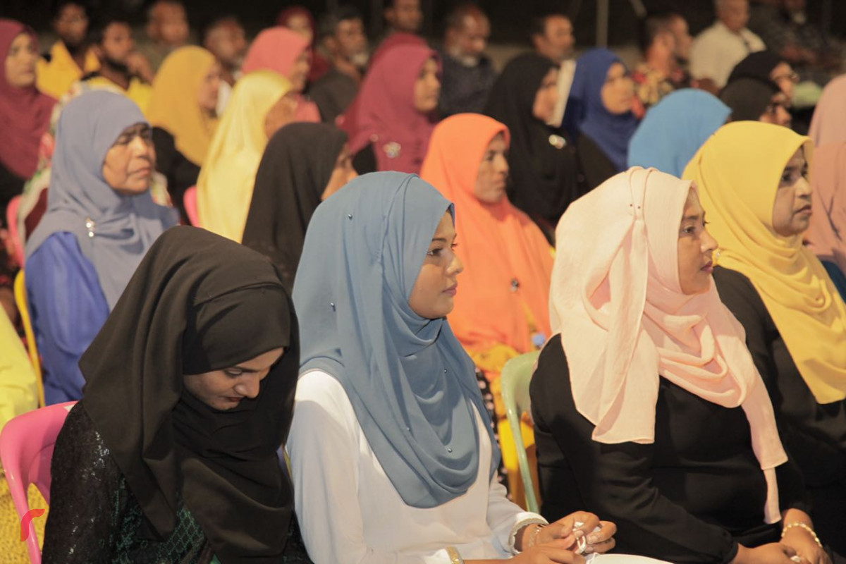 އޯގަސްޓް 22، 2018: ގުޅިފައިވާ އިއްތިހާދުން ނ މިލަދޫގައި ބޭއްވި ޖަލްސާގެ ތެރެއިން، މި ޖަލްސާގައި ގުޅިފައިވާ އިއްތިހާދުގެ ރިޔާސީ ކެނޑިޑޭޓް އިބްރާހިމް މުހައްމަދު ސޯލިހުގެ އިތުރުން އިއްތިހާދަށް ސަޕޯޓްކުރާ ގިނަ އަދަދެއްގެ ސަޕޯޓަރުން ވަނީ ބައިވެރިވެ ވަޑައިގެންފައި