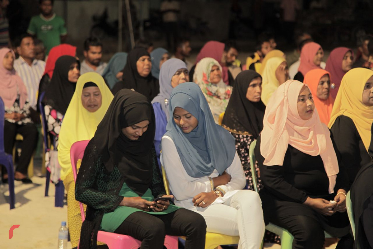 އޯގަސްޓް 22، 2018: ގުޅިފައިވާ އިއްތިހާދުން ނ މިލަދޫގައި ބޭއްވި ޖަލްސާގެ ތެރެއިން، މި ޖަލްސާގައި ގުޅިފައިވާ އިއްތިހާދުގެ ރިޔާސީ ކެނޑިޑޭޓް އިބްރާހިމް މުހައްމަދު ސޯލިހުގެ އިތުރުން އިއްތިހާދަށް ސަޕޯޓްކުރާ ގިނަ އަދަދެއްގެ ސަޕޯޓަރުން ވަނީ ބައިވެރިވެ ވަޑައިގެންފައި