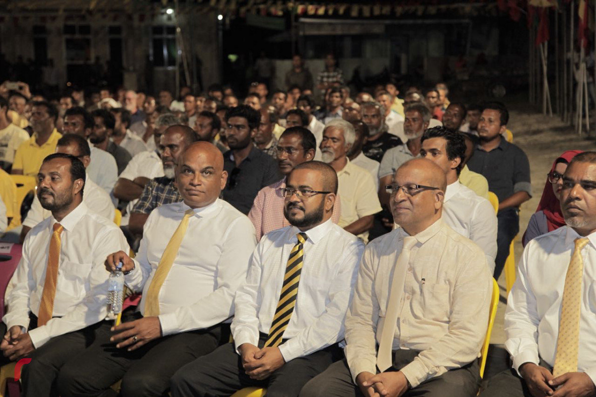 އޯގަސްޓް 22، 2018: ގުޅިފައިވާ އިއްތިހާދުން ނ މިލަދޫގައި ބޭއްވި ޖަލްސާގެ ތެރެއިން، މި ޖަލްސާގައި ގުޅިފައިވާ އިއްތިހާދުގެ ރިޔާސީ ކެނޑިޑޭޓް އިބްރާހިމް މުހައްމަދު ސޯލިހުގެ އިތުރުން އިއްތިހާދަށް ސަޕޯޓްކުރާ ގިނަ އަދަދެއްގެ ސަޕޯޓަރުން ވަނީ ބައިވެރިވެ ވަޑައިގެންފައި