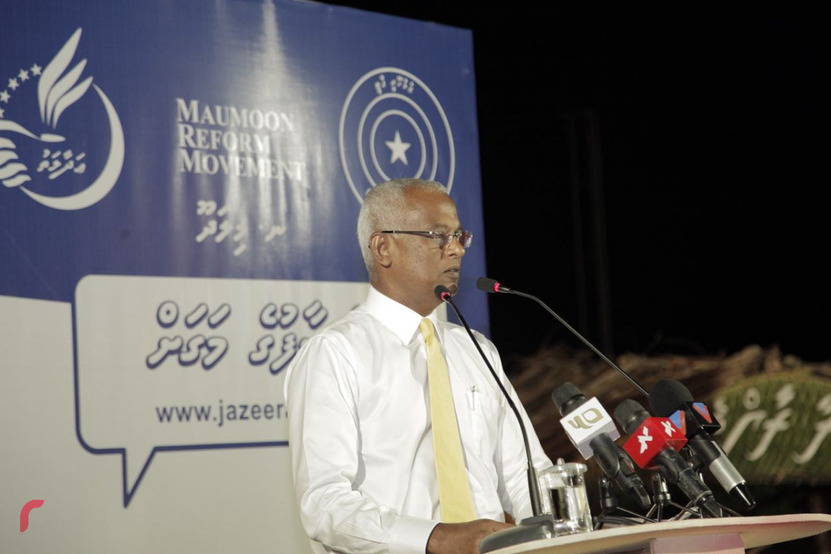 އޯގަސްޓް 22، 2018: ގުޅިފައިވާ އިއްތިހާދުން ނ މިލަދޫގައި ބޭއްވި ޖަލްސާގައި ގުޅިފައިވާ އިއްތިހާދުގެ ރިޔާސީ ކެނޑިޑޭޓް އިބްރާހިމް މުހައްމަދު ސޯލިހުގެ ވާހަކަފުޅު ދައްކަވަނީ، މިލަދު ބަނދަރު ސަރަހައްދުގައި ކުރިއަަށްދިޔަ ޖަލްސާގައި އިބޫ ވަނީ އެމްޑީޕީ ސަރުކާރުގެ ގެދޮރުގެ ސިޔާސަތު އާންމު ކުރަށްވާފައި