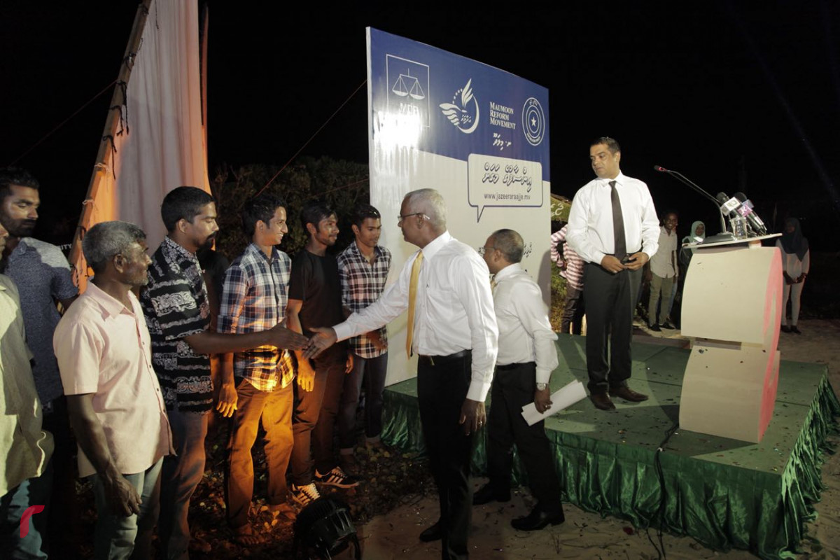 އޯގަސްޓް 22، 2018: ގުޅިފައިވާ އިއްތިހާދުން ނ މިލަދޫގައި ބޭއްވި ޖަލްސާގައި ގުޅިފައިވާ އިއްތިހާދުގެ ރިޔާސީ ކެނޑިޑޭޓް އިބްރާހިމް މުހައްމަދު ސޯލިހުގެ ބައިވެރިވެ ވަޑައިގެންފައި