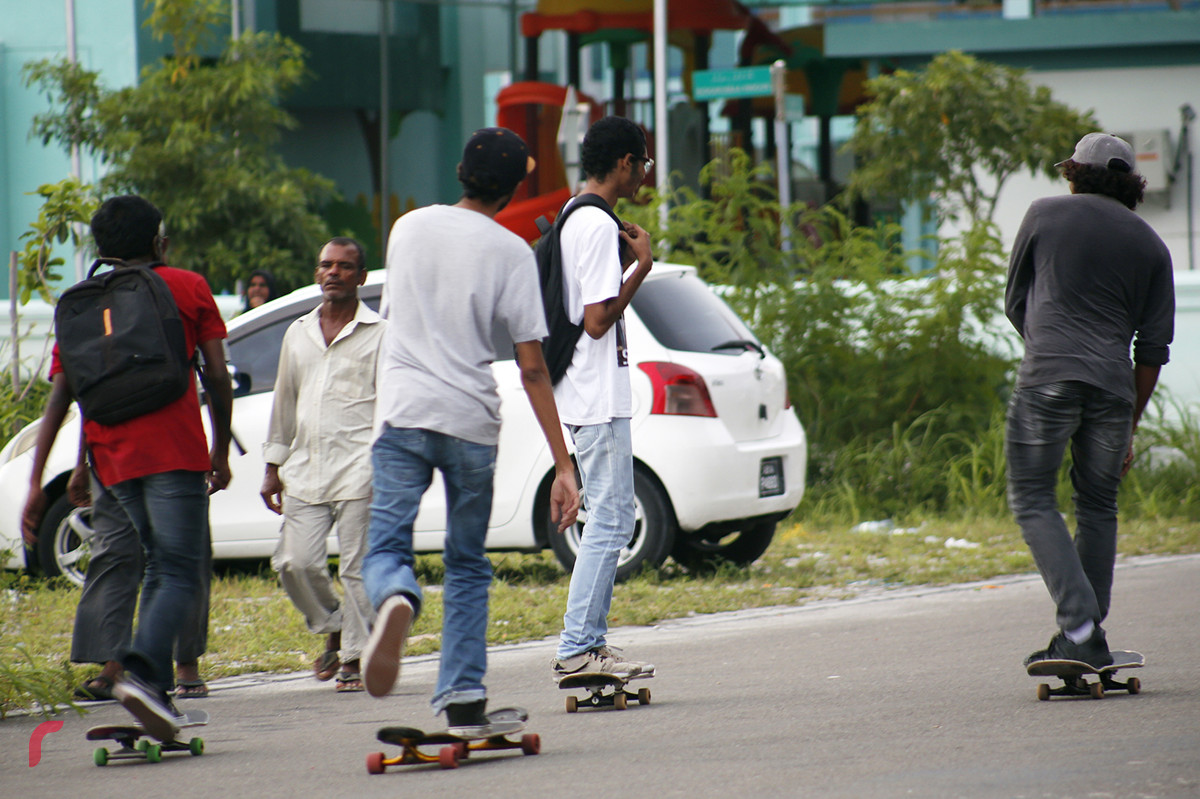 ޒުވާނުންތަކެއް މަގުމަތީގައި ހަރަކާތްތެރިވަނީ