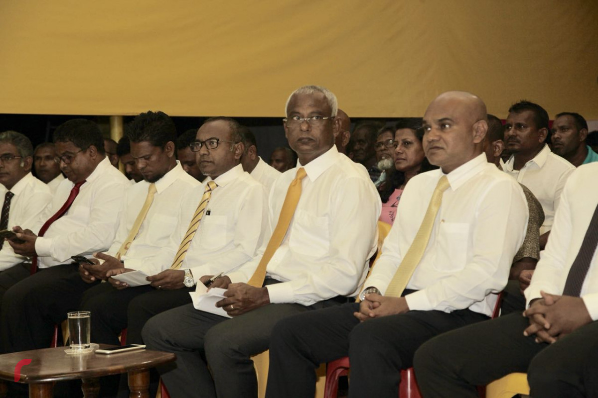 އޯގަސްޓް 23، 2018: ގުޅިފައިވާ އިއްތިހާދުން ރ. އަލިފުށީގައި ބޭއްވި ޖަލްސާގެ ތެރެއިން، މި ޖަލްސާގައި ގުޅިފައިވާ އިއްތިހާދުގެ ރިޔާސީ ކެންޑިޑޭޓް އިބްރާހިމް މުހައްމަދު ސޯލިހުގެ އިތުރުން އިއްތިހާދަށް ސަޕޯޓްކުރާ ގިނަ އަދަދެއްގެ ސަޕޯޓަރުން ވަނީ ބައިވެރިވެފައި