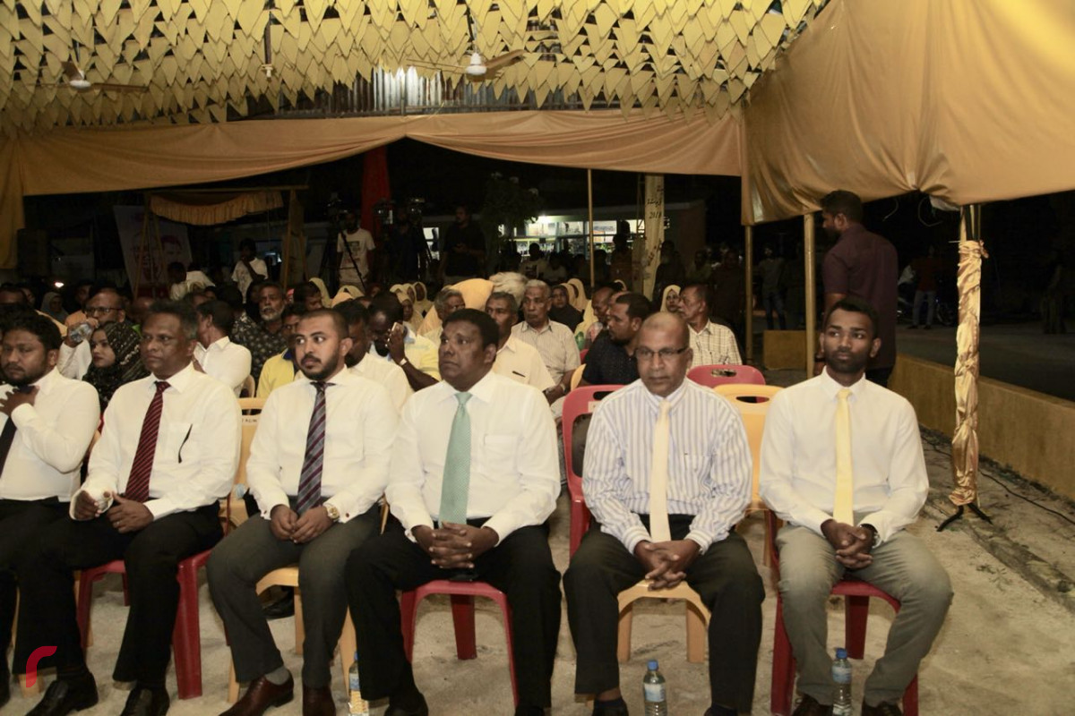 އޯގަސްޓް 23، 2018: ގުޅިފައިވާ އިއްތިހާދުން ރ. އަލިފުށީގައި ބޭއްވި ޖަލްސާގެ ތެރެއިން، މި ޖަލްސާގައި ގުޅިފައިވާ އިއްތިހާދުގެ ރިޔާސީ ކެންޑިޑޭޓް އިބްރާހިމް މުހައްމަދު ސޯލިހުގެ އިތުރުން އިއްތިހާދަށް ސަޕޯޓްކުރާ ގިނަ އަދަދެއްގެ ސަޕޯޓަރުން ވަނީ ބައިވެރިވެފައި