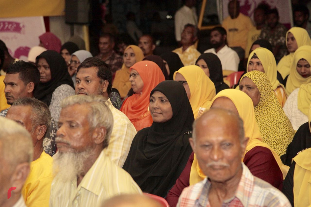 އޯގަސްޓް 23، 2018: ގުޅިފައިވާ އިއްތިހާދުން ރ. އަލިފުށީގައި ބޭއްވި ޖަލްސާގެ ތެރެއިން، މި ޖަލްސާގައި ގުޅިފައިވާ އިއްތިހާދުގެ ރިޔާސީ ކެންޑިޑޭޓް އިބްރާހިމް މުހައްމަދު ސޯލިހުގެ އިތުރުން އިއްތިހާދަށް ސަޕޯޓްކުރާ ގިނަ އަދަދެއްގެ ސަޕޯޓަރުން ވަނީ ބައިވެރިވެފައި