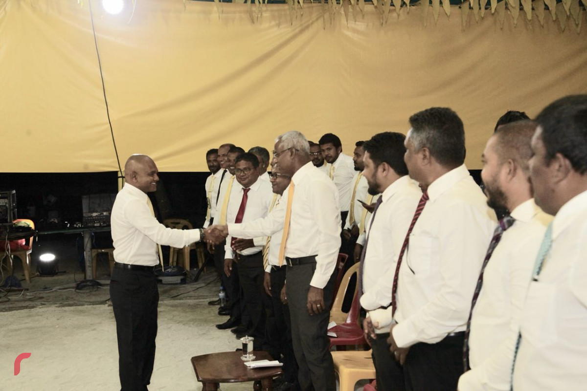 އޯގަސްޓް 23، 2018: ގުޅިފައިވާ އިއްތިހާދުން ރ. އަލިފުށީގައި ބޭއްވި ޖަލްސާގެ ތެރެއިން، މި ޖަލްސާގައި ގުޅިފައިވާ އިއްތިހާދުގެ ރިޔާސީ ކެންޑިޑޭޓް އިބްރާހިމް މުހައްމަދު ސޯލިހުގެ އިތުރުން އިއްތިހާދަށް ސަޕޯޓްކުރާ ގިނަ އަދަދެއްގެ ސަޕޯޓަރުން ވަނީ ބައިވެރިވެފައި